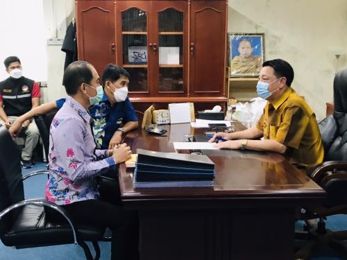 เข้าหารือกับ นายศรีชัย วีระนรพานิชนายกเทศมนตรีเมืองชุมพร เรื่องการขอรับการสนับสนุนโครงการก่อสร้างโรงยิมเนเซี่ยมขนาดความจุ 4,000 ที่นั่ง