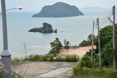 ศาลกรมหลวงชุมพร หัวเขาถ่าน